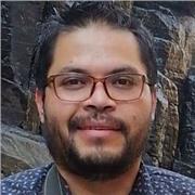 Profesor imparte clases de fotografía, español